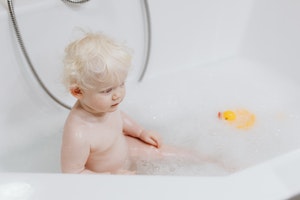 bathing your toddler, bathing your child, toddler bath time, kids bath